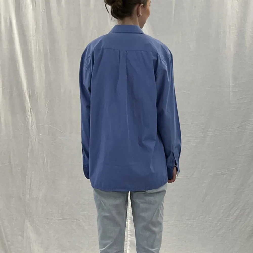 Blå skjorta köpt secondhand, finns att köpa på instagram ”One More Use” som är mitt UF företag 🦋. Skjortor.