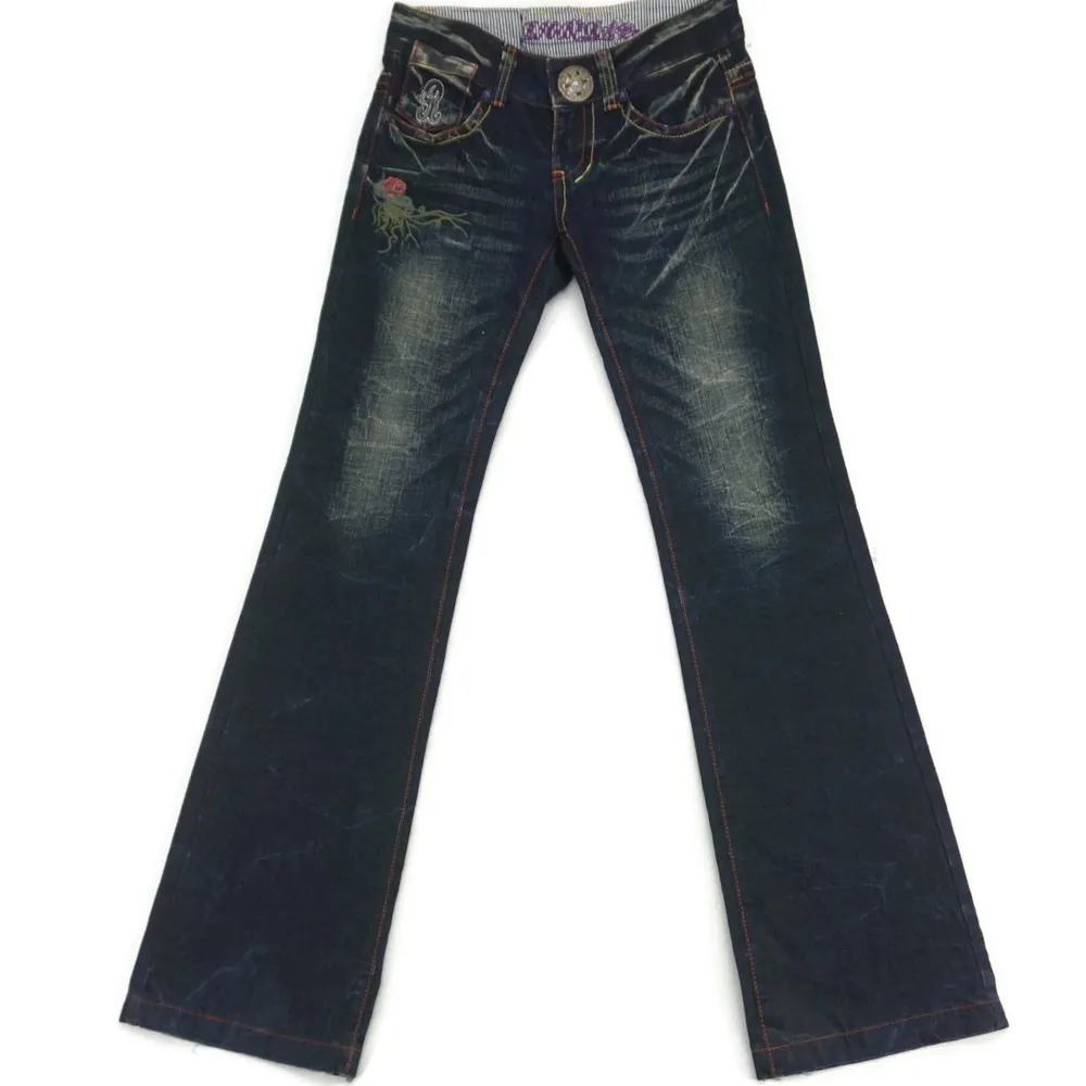 Väldigt limited designer ”Rio Bera” jeans med unika handsydda konst figurer..   Jeansen är ifrån Japan. . Jeans & Byxor.