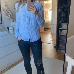 Linneskjorta Gina Tricot - Skjorta i linne från Gina Tricot. Upplever den som liten i storlek. 