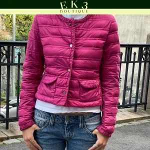 Herno liknande vår jacka - Säljer nu denna superfina och populära jackan från HOX italia, perfekt till hösten helt perfekt skick   Storlek XS modellen på bilden är 160cm lång  Vi fraktar gärna genom köp nu då plick gör det säkrast för båda  Nypris~3500kr