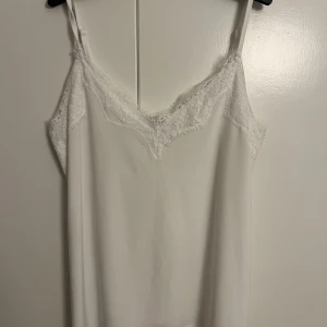 Spetslinne - Vitt linne med spets, aldrig använd