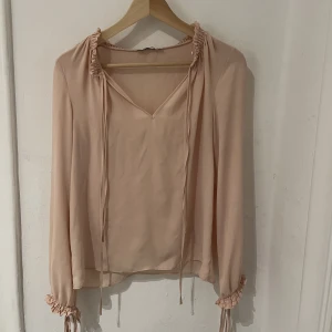 Ljusrosa blus - Ljusrosa tunn blus från Mango