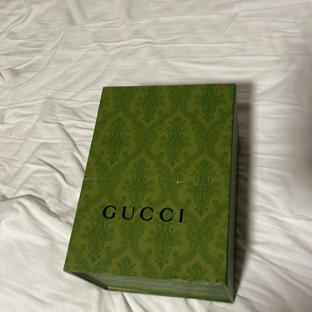 Gucci orm keps 7/10 skick nästan helt ny man får med kepsen självklart, Gucci box, Gucci tag och Gucci påse/dustbag . Accessoarer.