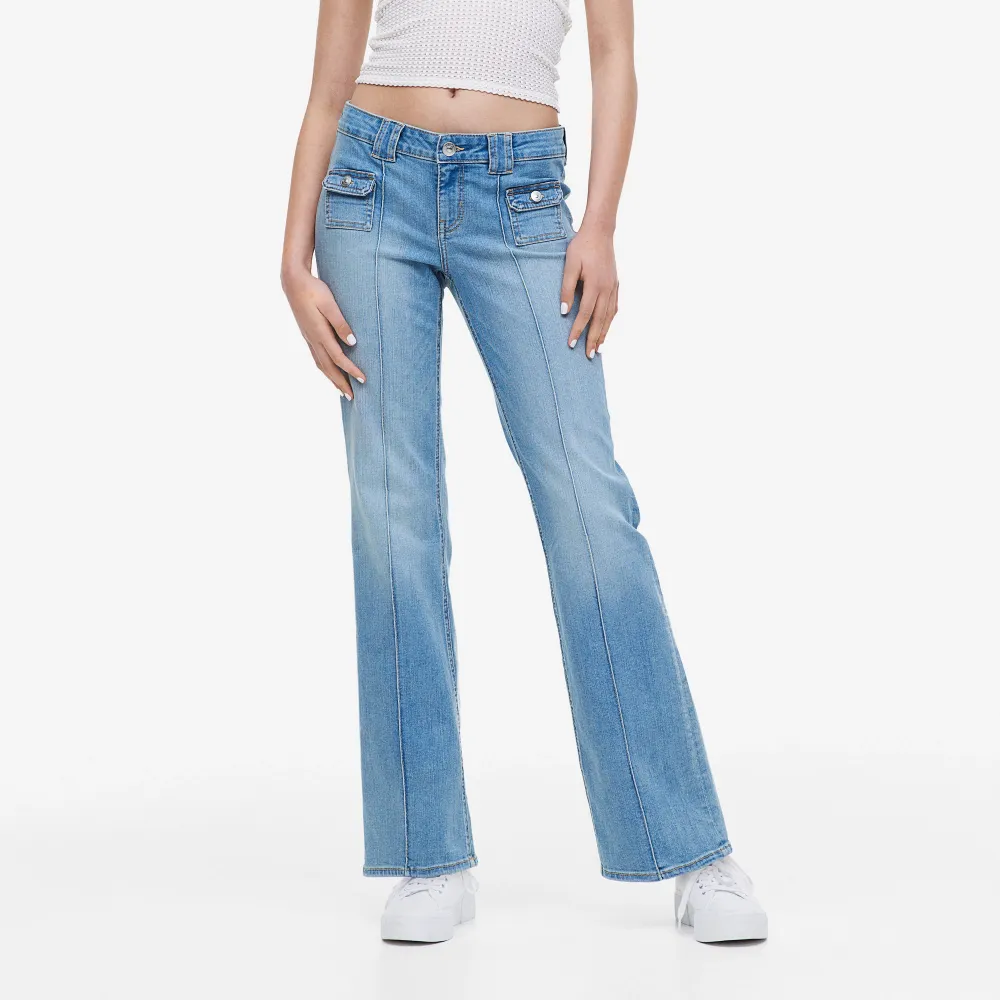 Ett par jätte snygga hm jeans som har snygga fickor där fram och sömm på mitten av benen. Säljer då de är för stora. Utsålda på hm.. Jeans & Byxor.