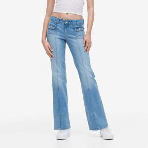 Ett par jätte snygga hm jeans som har snygga fickor där fram och sömm på mitten av benen. Säljer då de är för stora. Utsålda på hm.