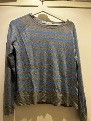 Randig tröja  - Randig tröja från zara i bra skick💗 skriv för mer information eller bilder 