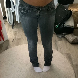 Levis jeans - Gråa lågmidjade jeans från Levis. Jag är 168. Står ingen storlek men skulle säga att de är som en 34.