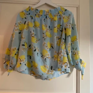Blus från Ginatricot - Somrig blus från Ginatricot. Stl 34. Väldigt fint skick. 