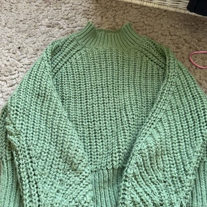 Grön stickad tröja - Knappt använd, bra skick