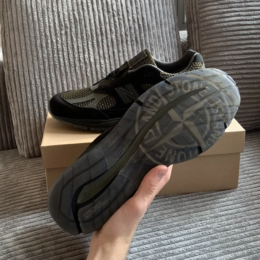 Stone Island x New Balance 991V2 (made in UK). Size 44. DS, never tested. Black and gray laces. Bought from Nitty Gritty - can provide receipt. Can meet up.. Skor.
