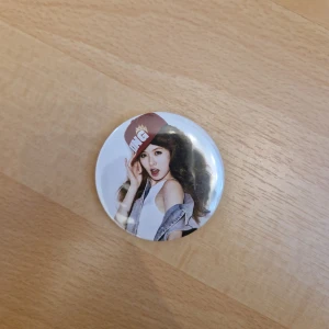 Hyuna pin - Större pin med Hyuna från 4MINUTE, kpop.  Kan även skickas som brev, då blir frakten endast 15 kr, skriv så fixar vi det! 🥰