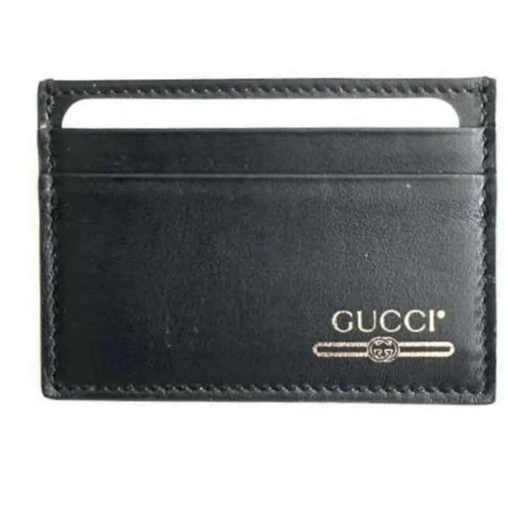 Gucci Signature Black Leather Gold Logo Card Case  -Färg: Svart -Storlek: Onesize -Skick: Ny -Pris: 999kr . Accessoarer.