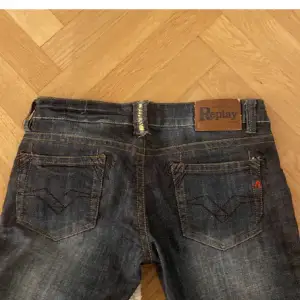 Säljer dessa Replay jeans i toppenskick!💕