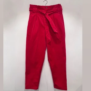 Byxor  - The Daisy - high-rise paper bag trousers. Nya