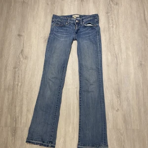 Low waist jeans - Super Lågmidjade blåa jeans som jag köpte secondhand utomlands och sedan sydde lågmidjat, jätte snygga fast börjar bli för korta på mig ❤️
