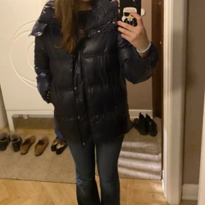 Marinblå Massimo Dutti Vinter Jacka  - Intressekoll! Super snygg och slutsåld vinterjacka från massimo dutti. Använd sparsamt. Skriv för fler bilder eller övriga funderingar💞