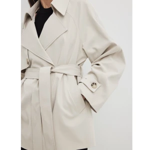 Kort trenchcoat  - Kort trenchcoat från NA-KD, strl.34. Använd fåtal gånger, i nyskick. Pris kan diskuteras.