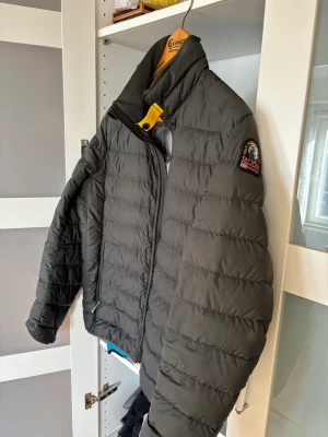 Pjs Jacka  - Para Jumper höst jacka. Färg Olivgrön jävligt snygg. Storlek S. skick 9:10