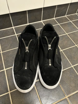 Axel Arigato - Axel arigato skor. Färg: svart. Nyskick storlek 45. Box, påse o kvitto följer med!