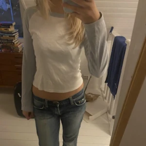 Brandy Melville tröja - Snygg brandy Melville tröja, säljer då jag rensar min garderob, prick kan diskuteras, köparen står för frakt💕