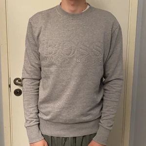 Hugo Boss Sweatshirt  - Hugo Boss Sweatshirt använd men i jättebra skick. Pris kan diskuteras. Fråga gärna vid undringar.