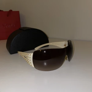 Prada solglasögon  - säljer dessa vintage prada solglasögonen i jätte fint skick, fodral medföljer, pris kan diskuteras vid snabb affär 🫶🏽