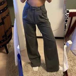 Djerf Avenue favorite pants - Djerf Avenues Favorite Pant i grått, Strl XS !helt nya!. Bild lånad från djerf Avenues hemsida. 