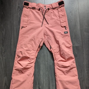Dope skidbyxor / snowboardbyxor, medium - Medium Använda förra året några gånger, fint men använt skick. Lite missfärgat nere bak på benet efter en snowboardbindning, samt en jätteliten fläck längst ner på ena benet.  I visst ljus ser man SMÅ "revor", kan skicka bild på allt vid intresse! :) 