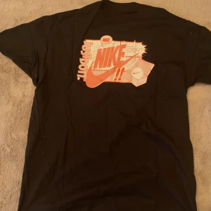 Nike Tee Storlek M - Ny och oanvänt. 