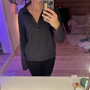 Armani Jeans zip-up - Jättesöt tröja men är tyvvär för stor på mig, den är storlek M och har bara används 2-3 gånger ❤️ 