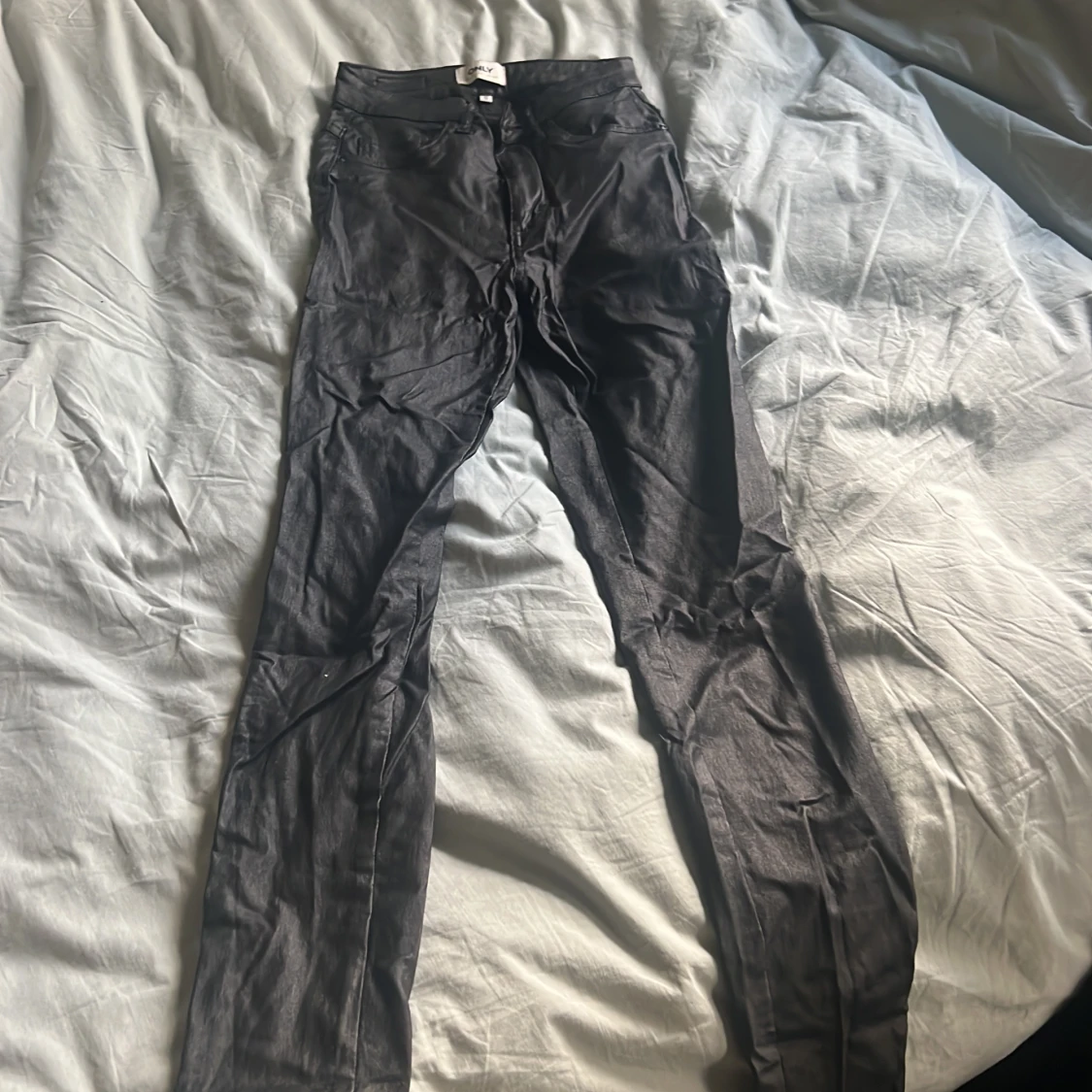 Skinnimitation byxor