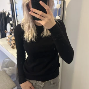 Stickad tröja - Svart finatickad tröja 🤍