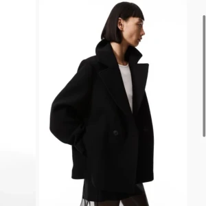 Kappa - Intressekoll på denhär kappan ifrån hm då jag känner att jag köpte den k fel strlk!🫶 Helt oanvänd med lappen kvar💕Jättefin och helt slutsåld på hemsidan😊 skriv privat vid frågor!