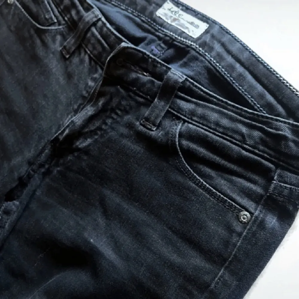 svarta lågmidjade bootcut jeans från Lee. säljer pga för korta o har knappt använts. . Jeans & Byxor.
