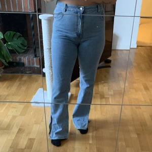 Jeans - Jeans med slits längst ner på yttersidorna, så blir lite bootcut känsla. Långa i sin passform (är 172 cm). Använd några gånger, men jättefint skick. Aldrig sköljmedel så har sin kvalite kvar. Nypris 670kr 