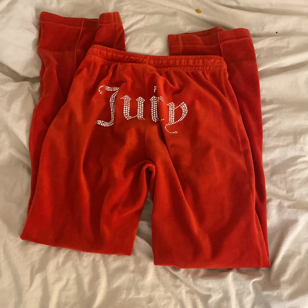 Röda juicy byxor som är sååå fina🤍🤍 och skit bekväma hoppas verkligen nån vill köpa dom🙏. Övrigt.