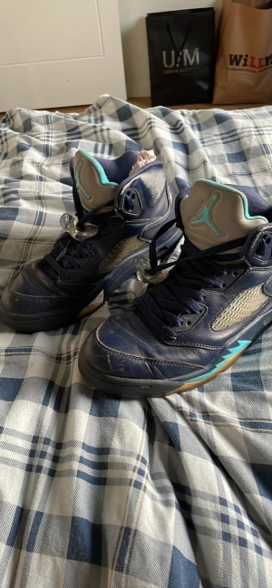 Jordan 5 pre grape - Storlek 42(passar 41,42,43) Nu är de dags att sälja dessa. Har haft i 3 år ungifär och de är använda kan man se. Kolla gärna in min profil och cecka mina andra annonser. 