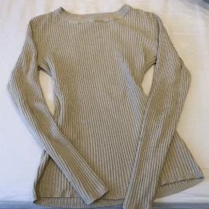 Supertight långärmad tröja! - Snygg långärmad tröja som sitter jättetight runt kroppen! Perfekt som baslager när det börjar bli kallare💕💕