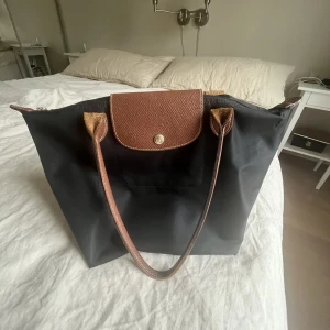 longchamp  - Nypris: 1300 kr  le pliage original, S axelväska!! Så fin🎀