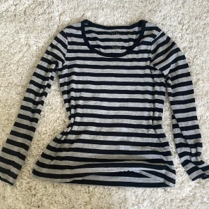 Tröja  - Tröja i superfint skick, skriv för mer bilder🫶, priset kan diskuteras❤️