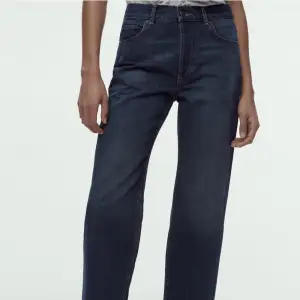 Säljer dessa mid rise jeans från zara för 360kr. Original pris 500kr. Storlek 36 och använda en gång. Hör av er om ni är intresserade 🫶🏽