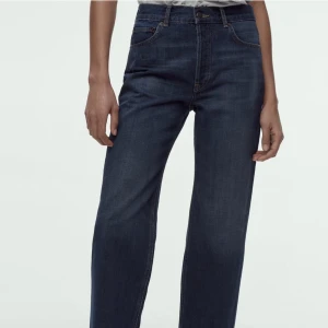 Jeans  - Säljer dessa mid rise jeans från zara för 360kr. Original pris 500kr. Storlek 36 och använda en gång. Hör av er om ni är intresserade 🫶🏽