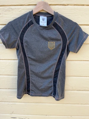 Grå ridt-shirt från Maya Delorez i stl XS - Jag säljer en grå ridt-shirt i stl XS från Maya Delorez och kostar 100kr