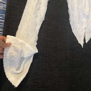 Vit topp - Denna tröjan är oanvänd från SHEIN och köpte 2 vill sälja 1, väldigt fin tröja när man ska ut 