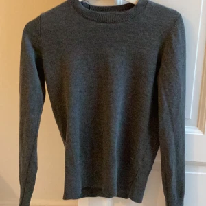 Knapp tröja typ - Säljer min jätte fina tröja med fina knappar, tkr inte jag passar så bra i färgen så säljer vidare den!💓