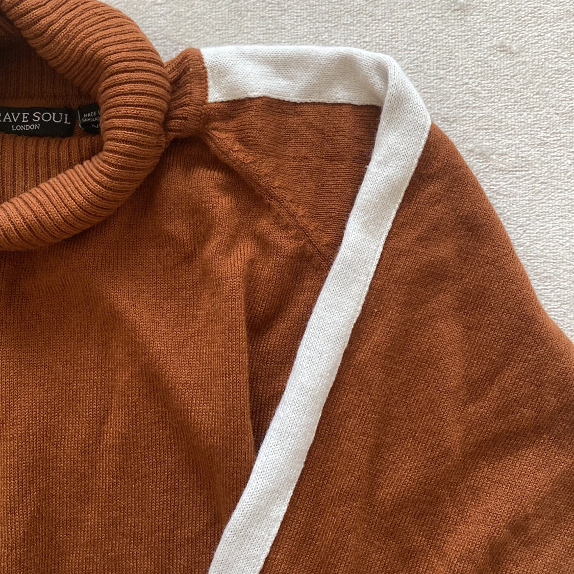 Brun turtleneck tröja med vita ränder - 91