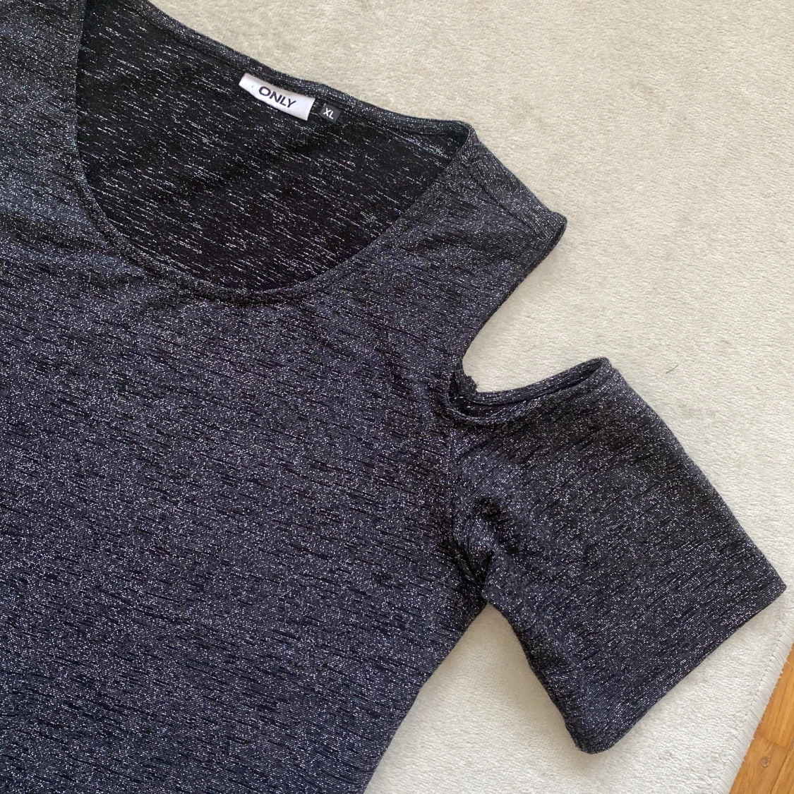 Svart klänning med cutouts - 90