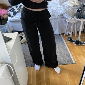 Linnebyxor  - Säljer dessa fina byxor i linneblandning då de inte kommer till användning! Endast använda ett fåtal gånger😊 Jag är 163 cm och byxorna är i strl XS
