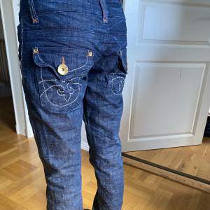 Low rise jeans med coola mönster på fickorna från ”FRS”. Storlek 36
