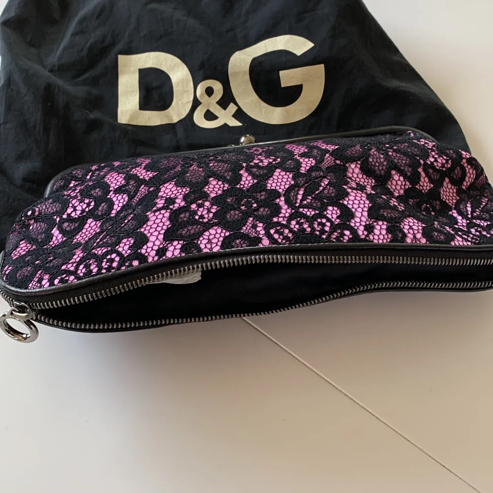 Väska från D&G väldigt bra skick nästan helt ny.. Väskor.